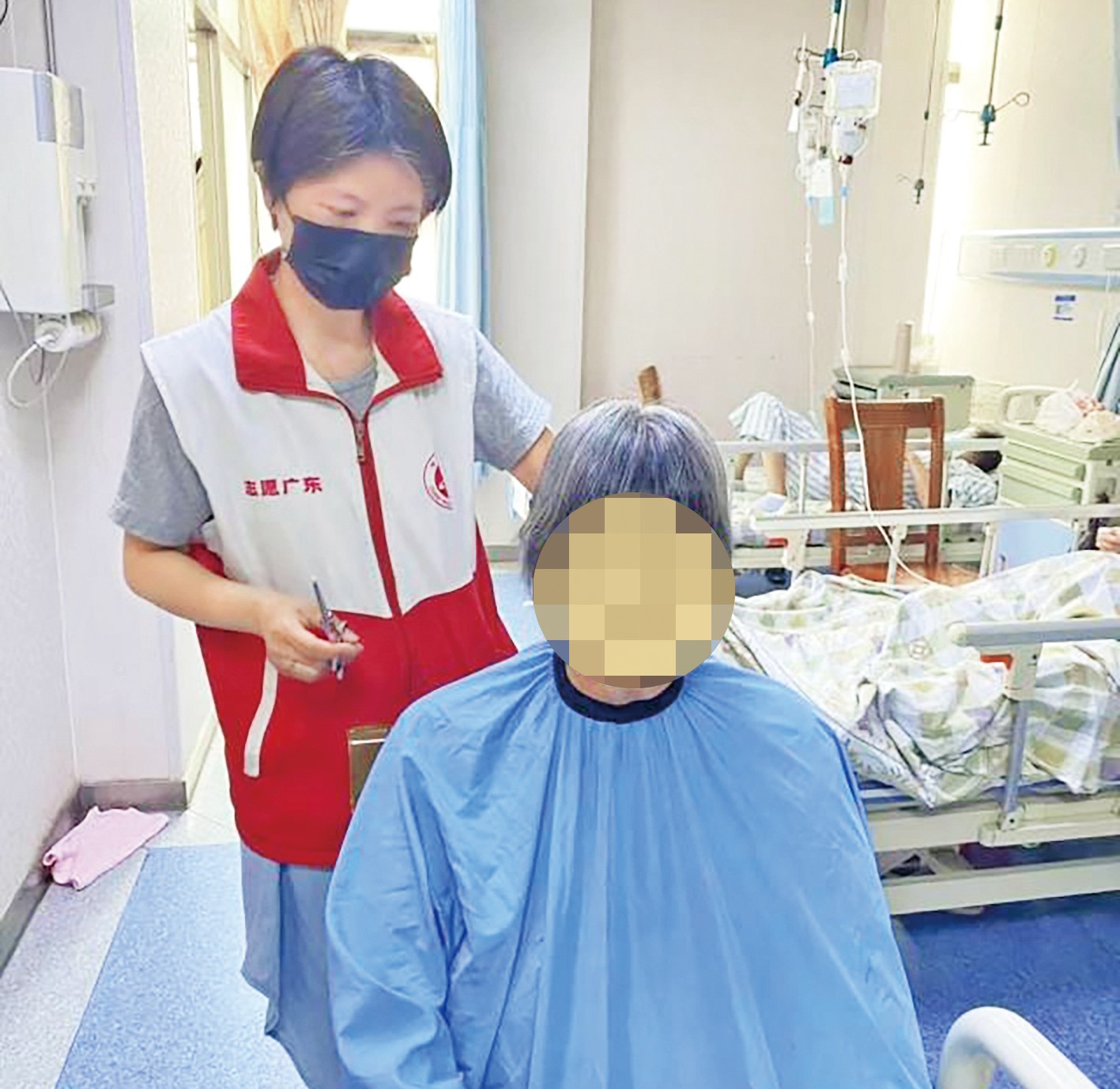 广州市第一人民医院白云医院常态化开展&ldquo;义剪暖人心，关爱伴医行&rdquo;床边服务 巧设移动理发站