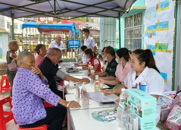 宁明县妇幼：党建引领&ldquo;医&rdquo;路同行 义诊服务暖民心